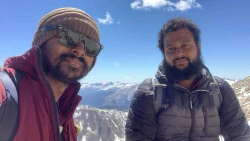  কুবি শিক্ষক আসাদ আজিম (বাঁয়ে) ও সাবেক শাবি শিক্ষার্থী তারিক মো. নাসিম