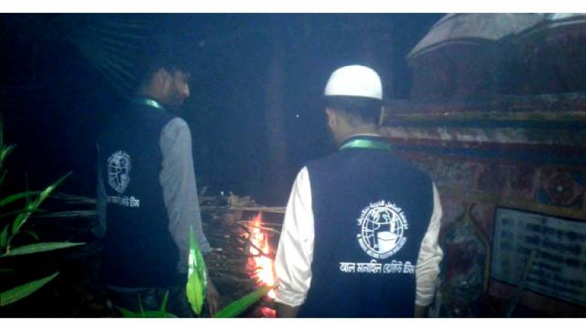 হিন্দু নারীর শেষকৃত্যে উপস্থিত ছিলেন মাদ্রাসাছাত্ররা