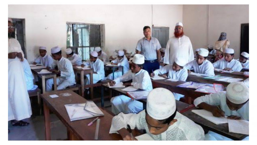 পরীক্ষা দিচ্ছে মাদ্রাসা শিক্ষার্থীরা