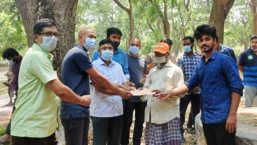 দোকানীদের হাতে হাতে আর্থিক সহায়তা তুলে দেয়া হচ্ছে