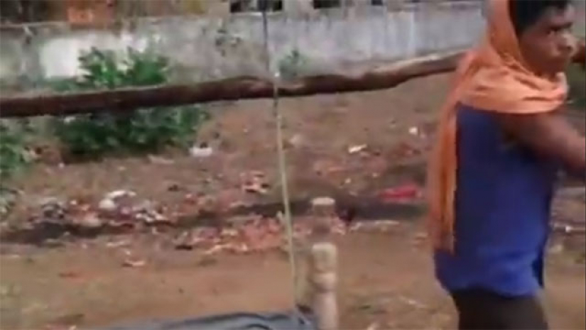 মেয়ের লাশ কাঁধে ৩৫ কি.মি. হাঁটলেন বাবা