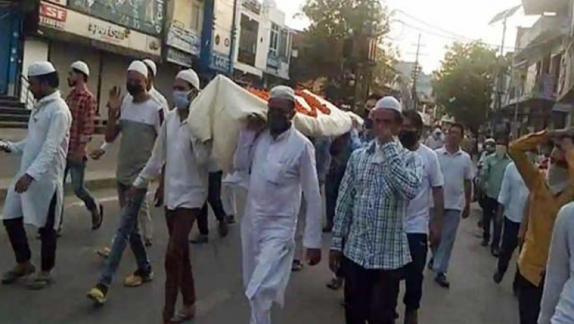 হিন্দু পণ্ডিতের সৎকার করল মুসলিম প্রতিবেশী