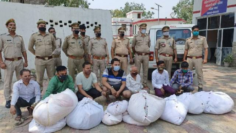 মৃতের পোশাক চুরি করে ব্যবসা করছেন ভারতের উত্তরপ্রদেশের একটি চক্র