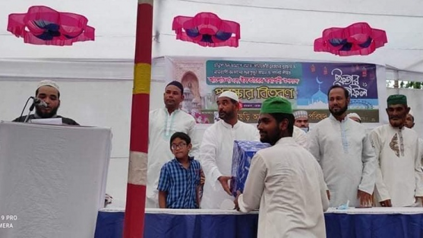 টানা ৪০ দিন জামাতে নামাজ আদায় করে পুরস্কার পেল ২৮ কিশোর