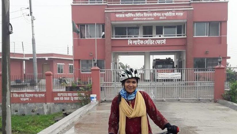 স্বজনদের সঙ্গে ঈদ করতে সাইকেলে ২৮০ কিমি পাড়ি শিক্ষিকার