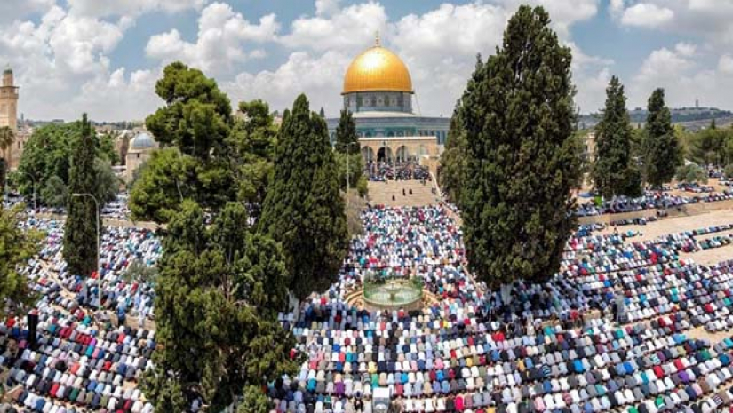 বোমার শব্দ-তুমুল সংঘর্ষের মাঝেও আল-আকসায় ঈদের নামাজে মুসল্লিদের ঢল