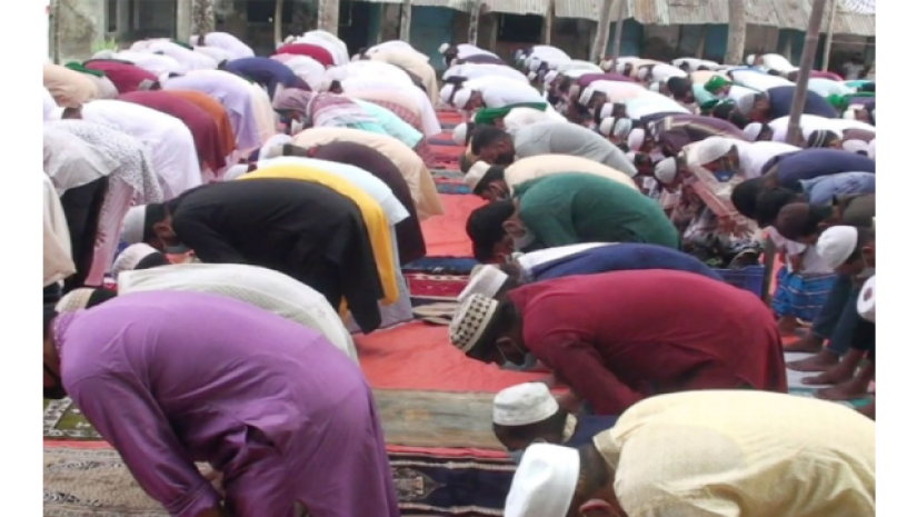 ঈদের নামাজ আদায় করছেন মুসল্লিরা