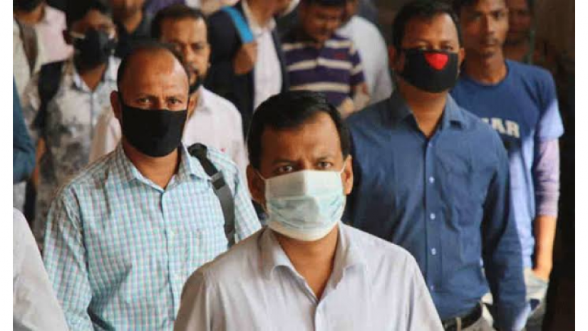 মাস্ক পরে চলাচল করছে সাধারণ মানুষ 