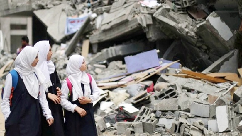 বোমা হামলায় ধ্বংসস্তূপ স্কুল