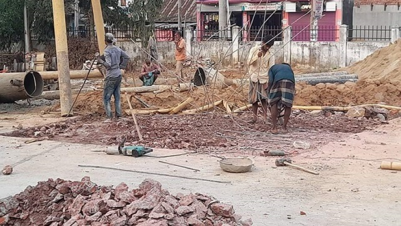 কুবির প্রধান ফটকের নির্মাণ কাজ চলছে