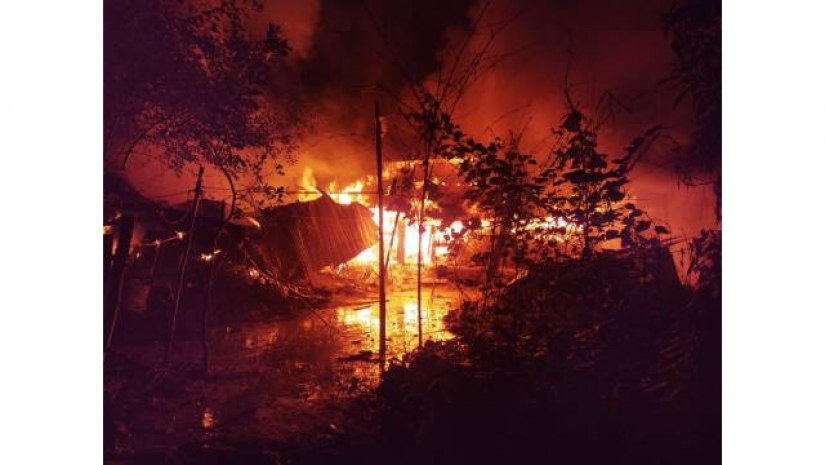 রান্নাঘরের চুলার আগুনে পুড়লো ৩ সহোদরের বসতঘর