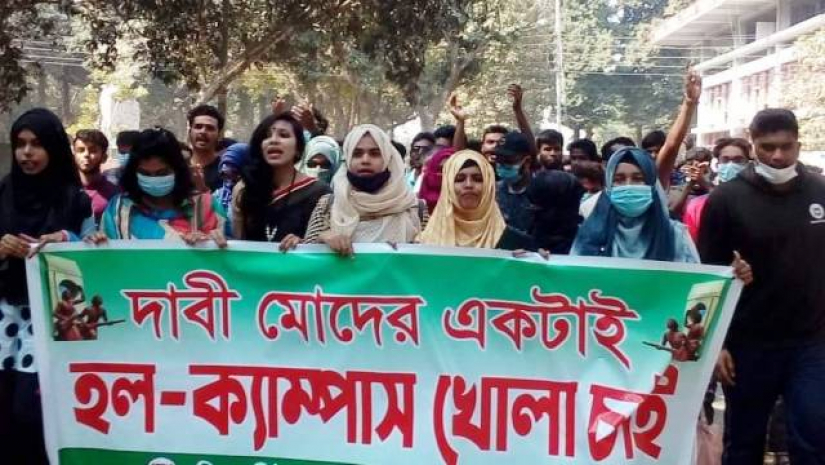 এর আগেও হল-ক্যাম্পাস খোলার দাবিতে গত বছর বিক্ষোভ করেছেন শিক্ষার্থীরা