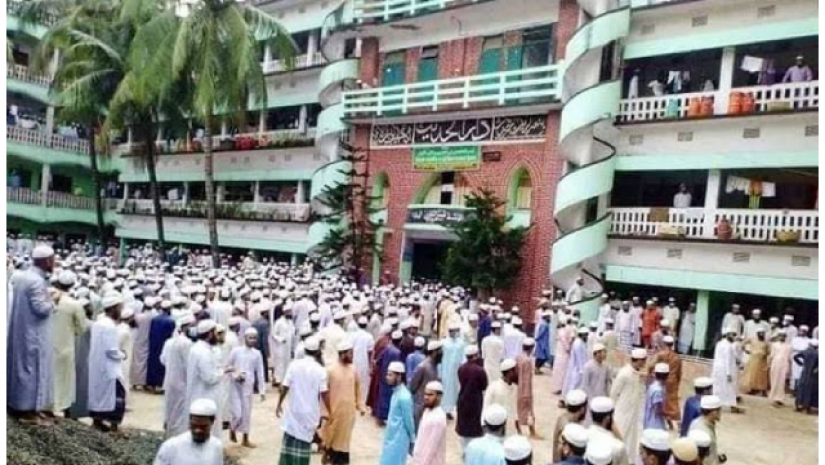 ফেসবুকে পোস্ট দিতে পারবে না হাটহাজারী মাদরাসার শিক্ষার্থীরা