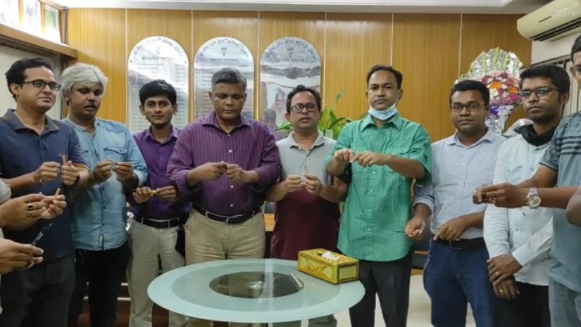 জন্মদিনে কেক না কেটে কলম ভাঙলেন প্রেসক্লাবের সা. সম্পাদক