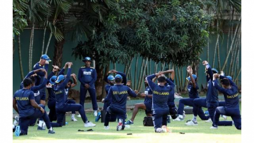 মাঠে গড়াচ্ছে প্রথম ওয়ানডে