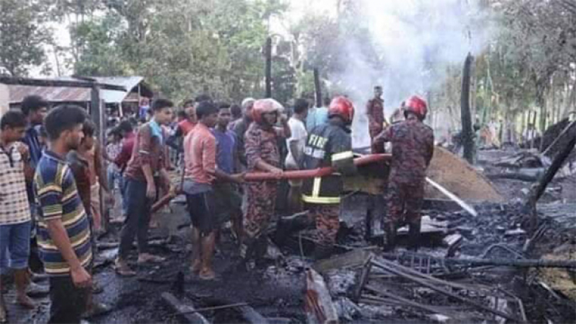 বাঁশখালীতে আগুনে নিঃস্ব ১৭ পরিবার, পুড়ল ৭ বছরের কন্যা শিশু