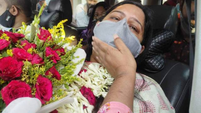 মুক্তির পূর্বৈ রোজিনা ইসলামের আত্মীয় স্বজন ও সাংবাদিকরা ফুল নিয়ে গাজীপুরের কাশিমপুর কারাগারের ফটকের বাইরে ভিড় করেছেন