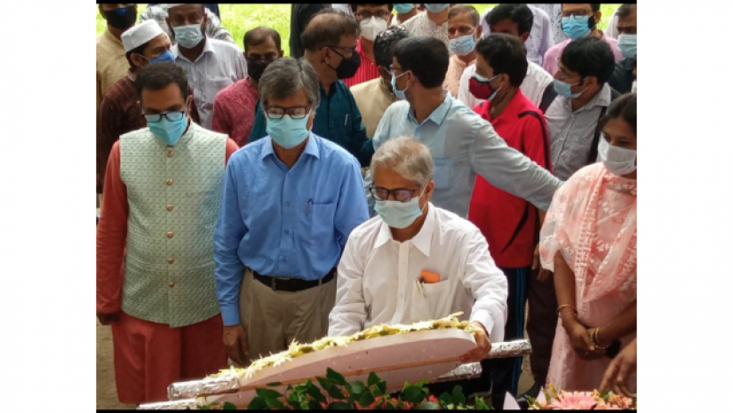হাবীবুল্লাহ সিরাজীর মরদেহে শ্রদ্ধা নিবেদন করছেন ঢাবি উপাচার্য