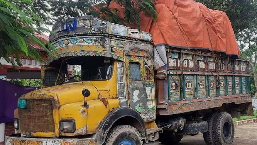 বিনামূল্যে বিতরণের এক ট্রাক বই জব্দ, ২ ভাঙারি ব্যবসায়ী আটক