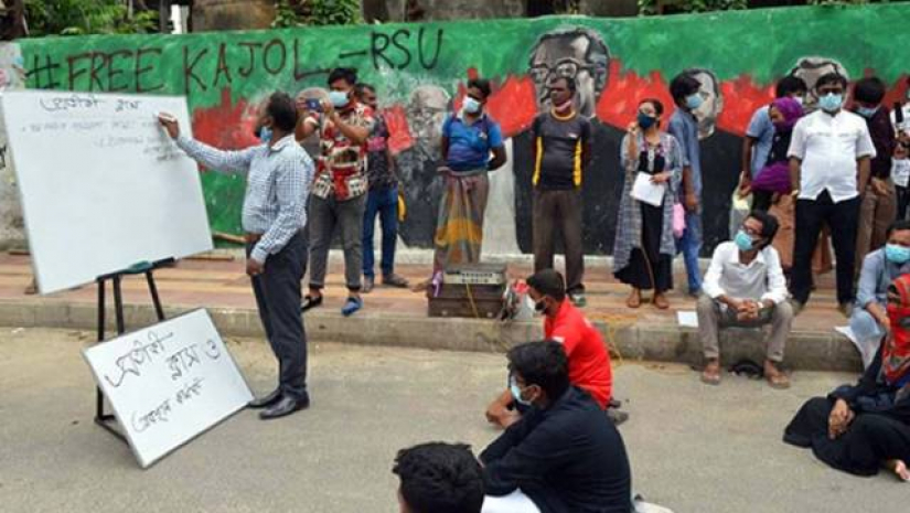 শিক্ষাপ্রতিষ্ঠান বন্ধ রাখার প্রতিবাদে সড়কে ক্লাস নিচ্ছেন এক শিক্ষক