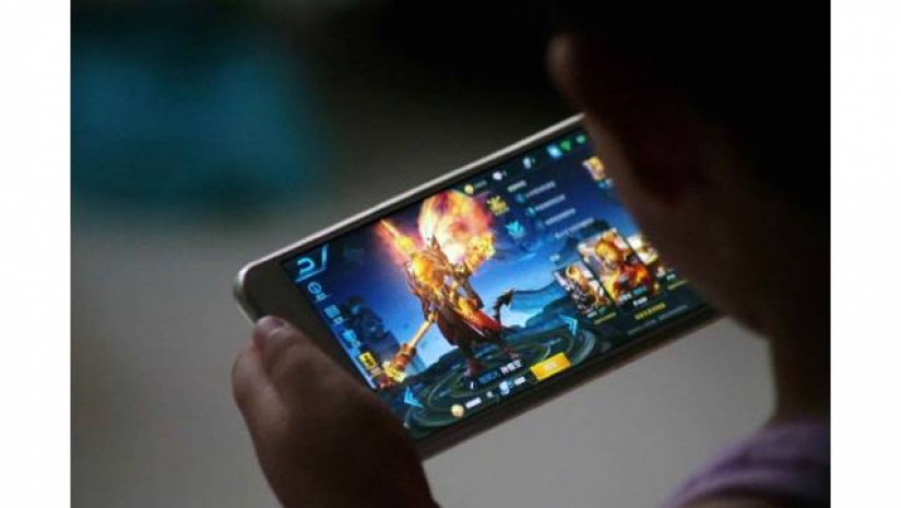 বন্ধ শিক্ষাপ্রতিষ্ঠান: ফ্রি ফায়ার-পাবজির মতো গেমে আসক্তি বাড়ছে