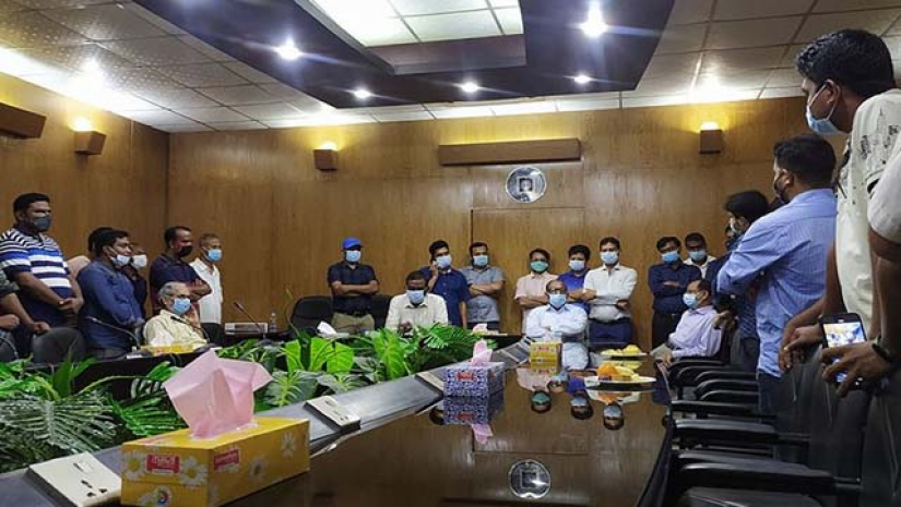 বিশ্ববিদ্যালয় প্রশাসনের শীর্ষ কর্তাব্যক্তিদের অবরুদ্ধ করেছেন অ্যাডহকের নিয়োগপ্রাপ্তরা