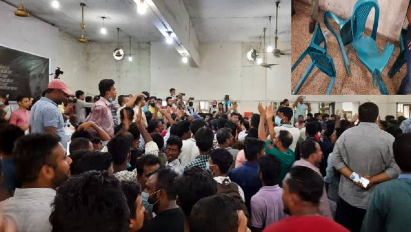 জিয়ার শাহাদত বার্ষিকীর আলোচনা সভায় ছাত্রদলের চেয়ার ছোড়াছুড়ি