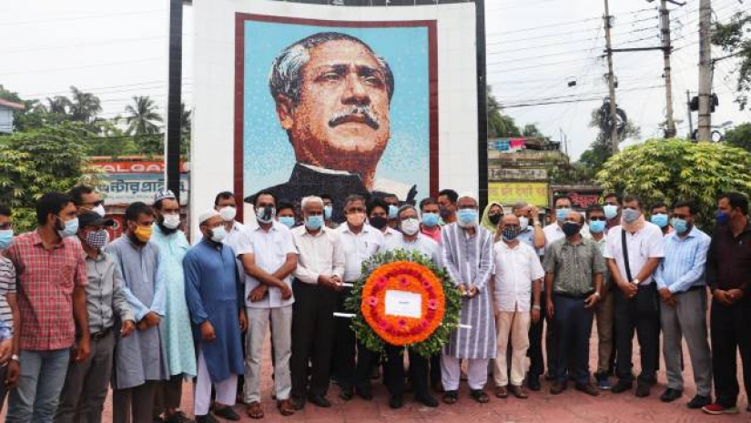 বঙ্গবন্ধুর ম্যুরালে যবিপ্রবি উপাচার্যের শ্রদ্ধা