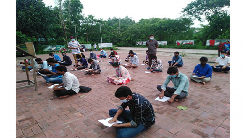 স্বাস্থ্যবিধি মেনে সশরীরে 
প্রতীকী পরীক্ষা দিচ্ছেন শিক্ষার্থীরা