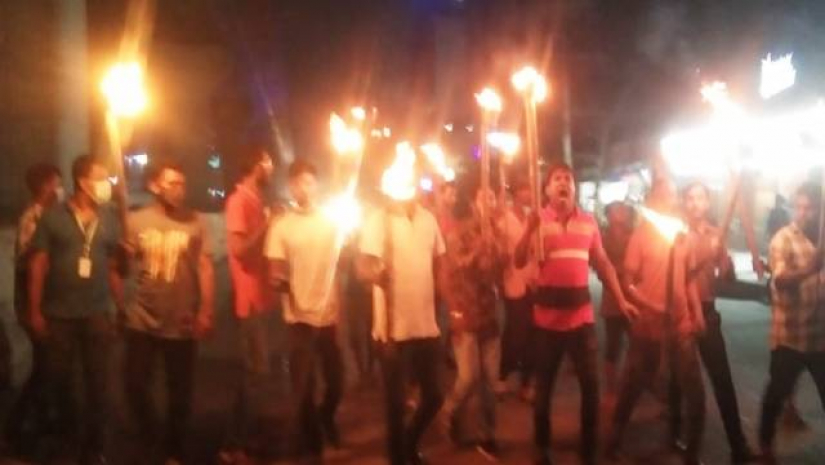 সভাপতির উপর হামলার প্রতিবাদে বাঙলা কলেজ ছাত্রদলের মশাল মিছিল