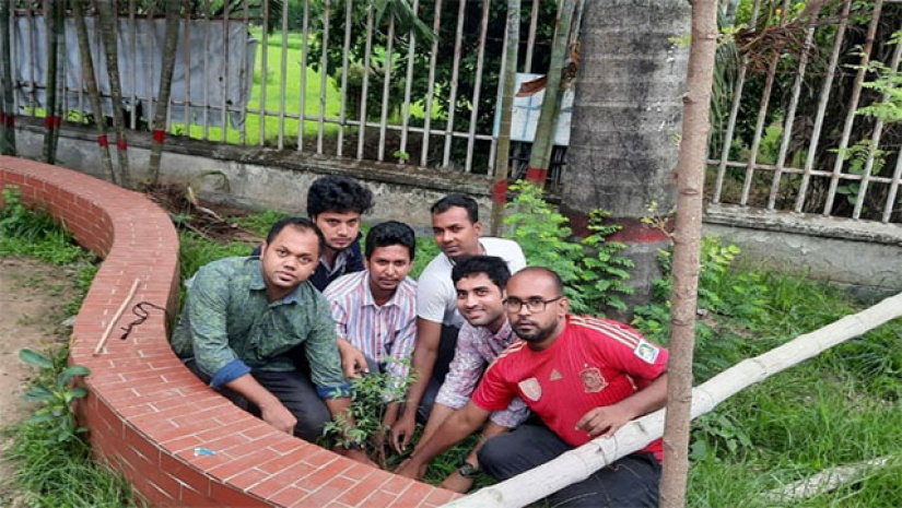 বৃক্ষরোপন করছে ঢাকা কলেজ ছাত্রদল
