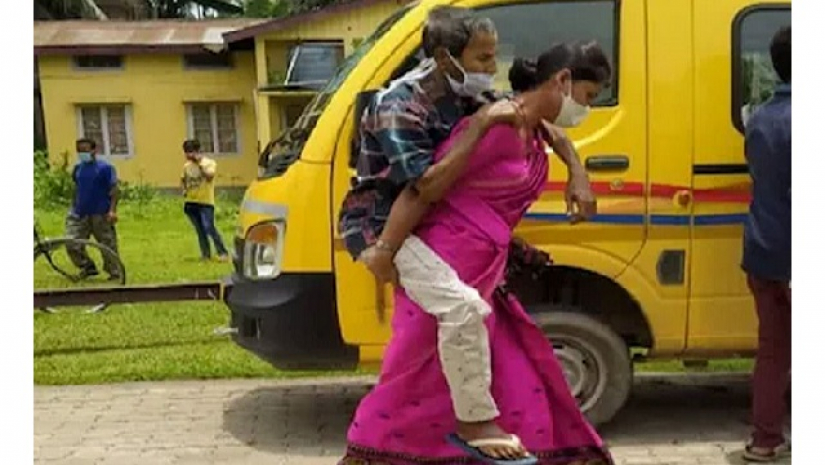 করোনায় আক্রান্ত শ্বশুরকে পিঠে করে হাসপাতালে নিলেন পুত্রবধূ, ছবি ভাইরাল