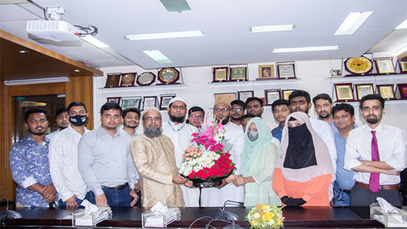  শিক্ষার্থীদের ফুলেল শুভেচ্ছা জানাচ্ছেন ডিআইআইটির অধ্যক্ষ