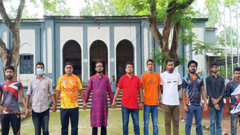 কলেজের সাবেক শিক্ষার্থীদের মানববন্ধন 