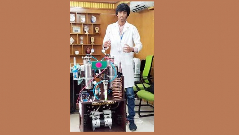 নিজের তৈরি অক্সিজেন প্ল্যান্টের সাথে তাহের মাহমুদ তারিফ