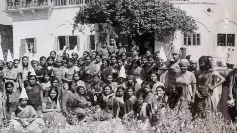 রোকেয়া হলে র‌্যাগডে চামেলী হাউসের বাঁ দিকে নিচে অফিস কক্ষের (মাধবীলতা গুচ্ছের) সামনে