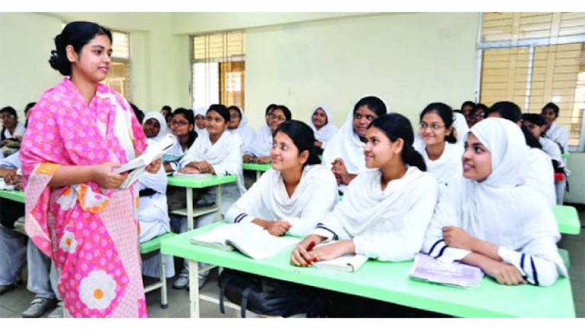 ক্লাস নিচ্ছেন শিক্ষক