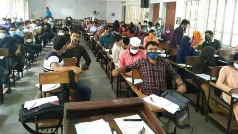 সশরীরে ক্লাস হওয়ার খবরের সঙ্গে এ ছবিও প্রচার করা হয়েছে