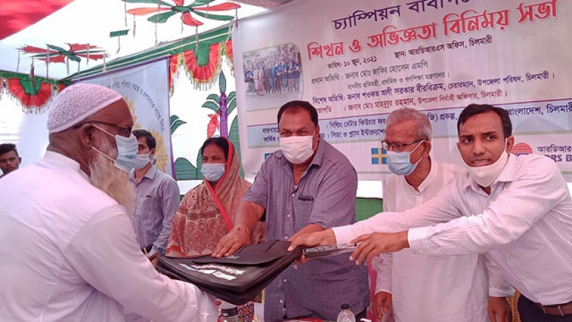 উপহার তুলে দিচ্ছেন প্রাথমিক ও গণশিক্ষা প্রতিমন্ত্রী