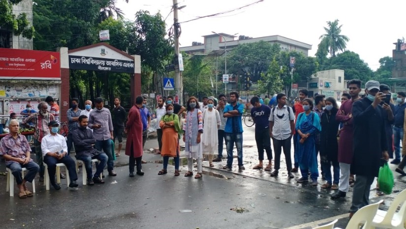 হল-ক্যাম্পাস খোলার দাবিতে নীলক্ষেতে ছাত্র-শিক্ষক-অভিভাবক সমাবেশ