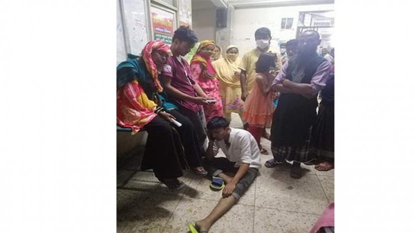 মারধরের পর হাসপাতালের মেঝেতে পড়ে আছে বেরোবি শিক্ষার্থী রিয়াদ