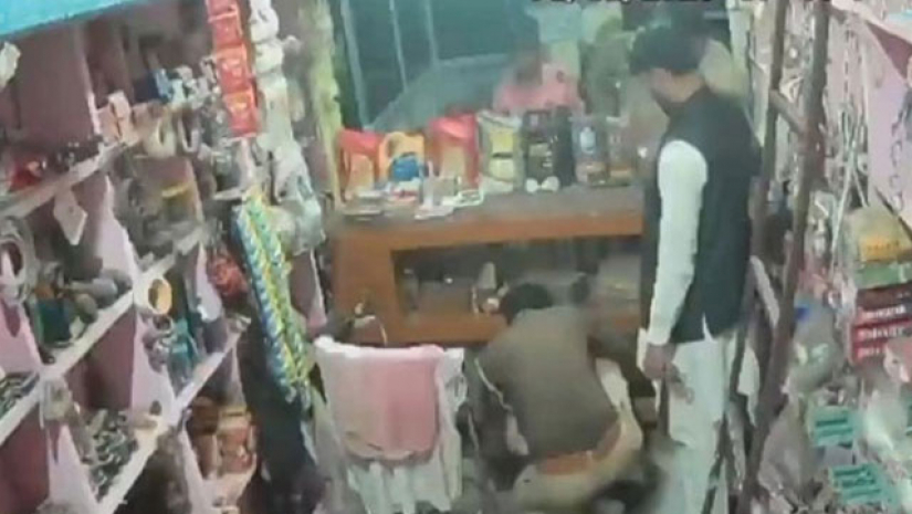 মুসলিম ব্যক্তির দোকানে অস্ত্র রেখে ভারতীয় পুলিশের ষড়যন্ত্র! সিসিটিভি ক্যামেরায় ধরা