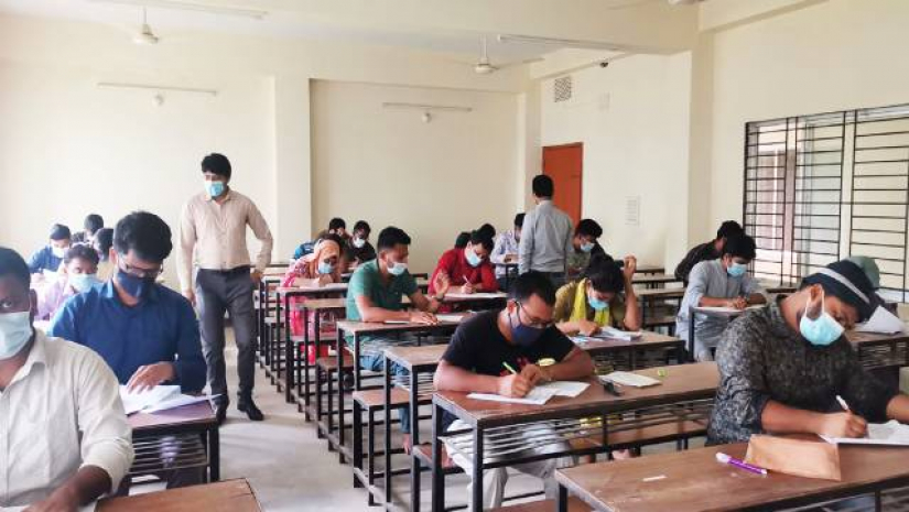 স্বাস্থ্যবিধি মেনে সশরীরে পরীক্ষা নেওয়া শুরু করেছে কুমিল্লা বিশ্ববিদ্যালয়