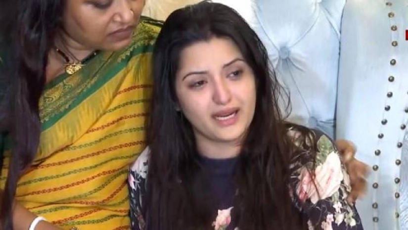 নিজ বাসায় ডেকে নিয়ে অভিযোগের কথা জানান অভিনেত্রী পরীমনি