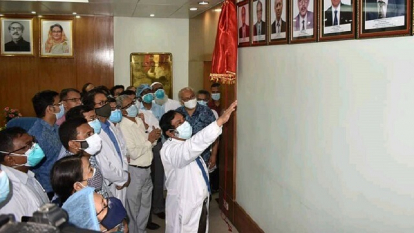 বিএসএমএমইউ উপাচার্য কার্যালয়ে  উপাচার্যদের নাম, দায়িত্ব পালনের সময়কালসহ ছবি দিয়ে স্থাপিত ফটো গ্যালারি