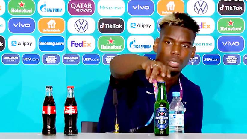 এবার পগবা সরিয়ে দিলেন বিয়ারের বোতল (ভিডিও)