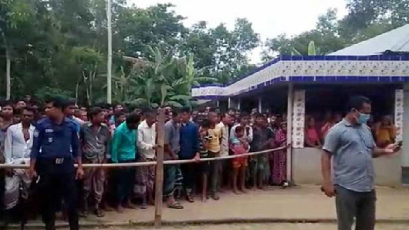 একই পরিবারের তিনজনকে গলাকেটে হত্যা