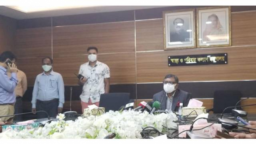 সচিবালয়ে স্বাস্থ্য মন্ত্রণালয়ের সম্মেলন কক্ষে সাংবাদিকদের সঙ্গে কথা বলছেন স্বাস্থ্যমন্ত্রী