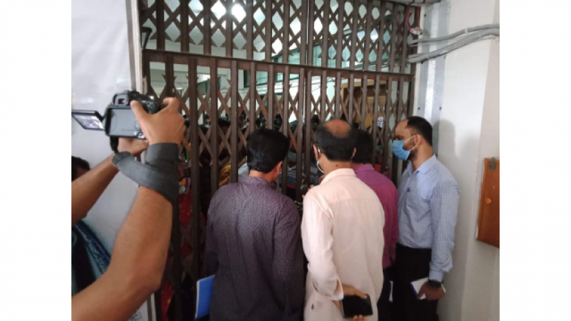 উপাচার্যকে অবরুদ্ধ করে রেখেছেন কর্মচারীরা