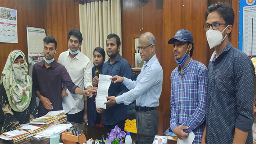 সেই দুই শিক্ষার্থী ও মায়ের চিকিৎসা ফি মওকুফ করতে স্মারকলিপি